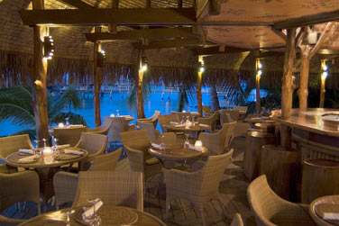 Vous serez charm par l'lgance de ce restaurant qui domine le lagon..